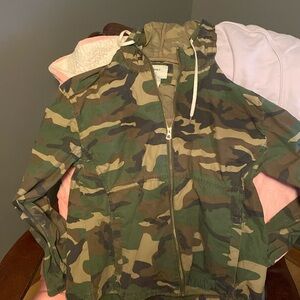 💚Forever 21 camo zip up coat.